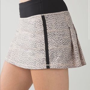 Lululemon pace rival skirt II. Color “dotty black” beige/cream. Size 8